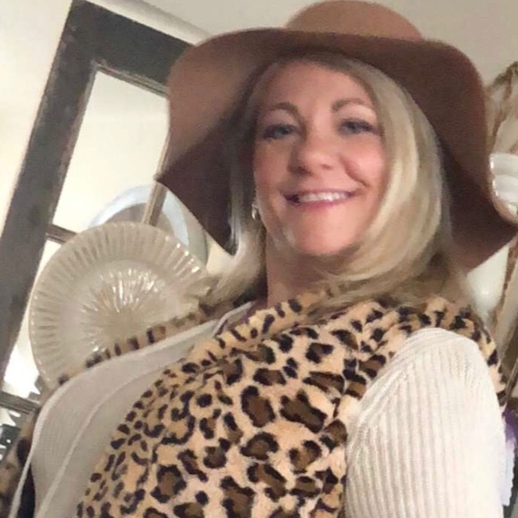 Meet your Posher, Patricia - Picture 1 of 2